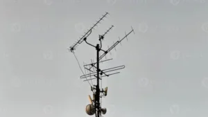 Fernseher mitten im Raum – Lösungen – Praktische Möglichkeiten zur Platzierung und Verkabelung eines Fernsehers frei im Raum