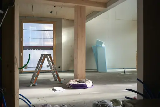Kellerdecke mit Styropor dämmen, wenn Rohre im Weg sind – Praktische Lösungen für eine saubere Dämmung rund um Leitungen und Installationen