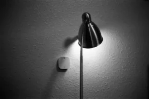 Wie klemmt man eine Lampe an? Grundlagen zum sicheren Anschließen einer Lampe und wichtige Hinweise beim Umgang mit elektrischen Leitungen
