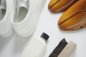 Womit Schuhe kleben? Welcher Kleber sich für unterschiedliche Schuhmaterialien eignet und wie eine Reparatur gelingt
